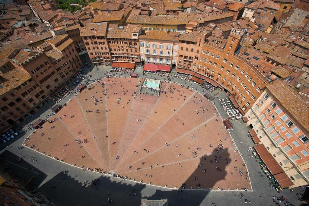 La Campanina-Nel Cuore Di Siena E Della Contrada Luaran gambar